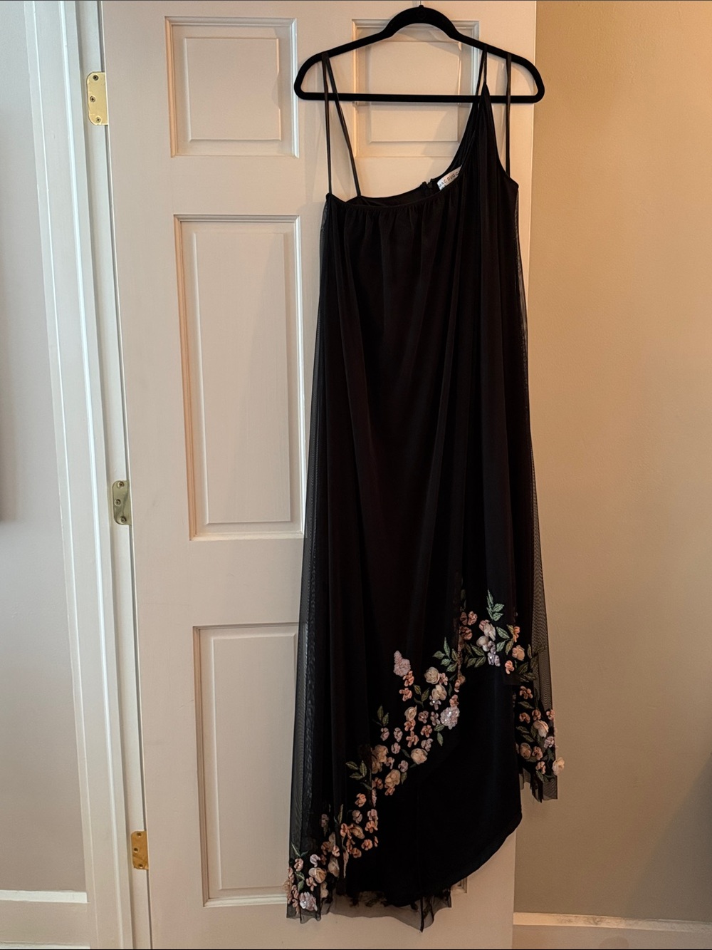 Mac Duggal Black One-Shoulder Evening Dress with Floral Embroidery